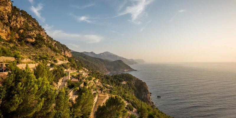 从手绘草图到数字成品：揭秘马可图奇未来主义时尚的概念艺术创作流程