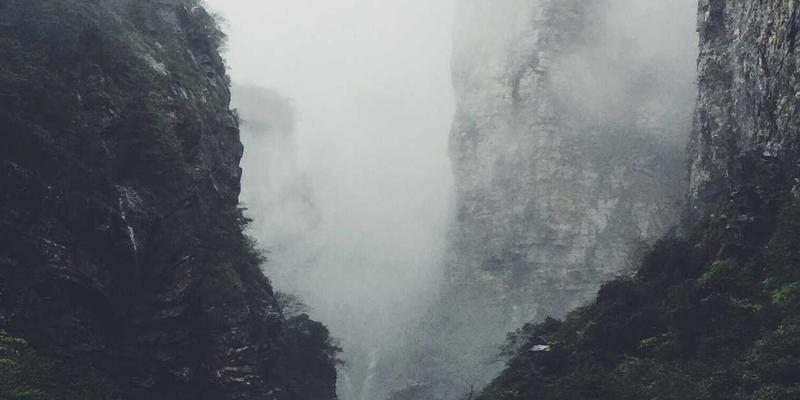 先锋时尚的算法革命：设计师马可图奇如何用GAN创作概念时装系列