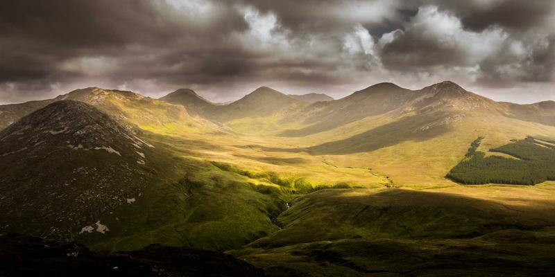 先锋时尚的解构与重塑：设计师马可图奇概念艺术中的生物机械融合逻辑