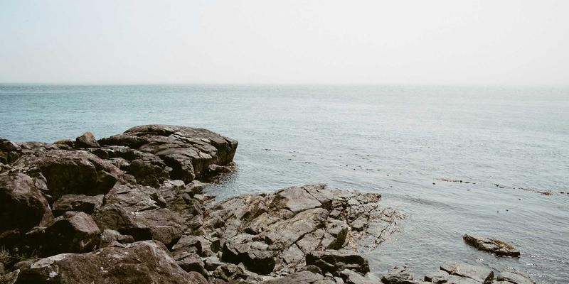 先锋时尚的解构与重塑：马可图奇作品中动态光影作为服装设计语言的研究