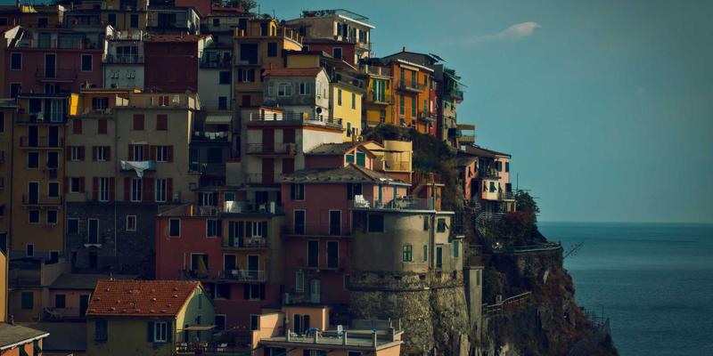 未来主义时尚的声波革命：解析马可图奇作品中音频驱动的视觉艺术