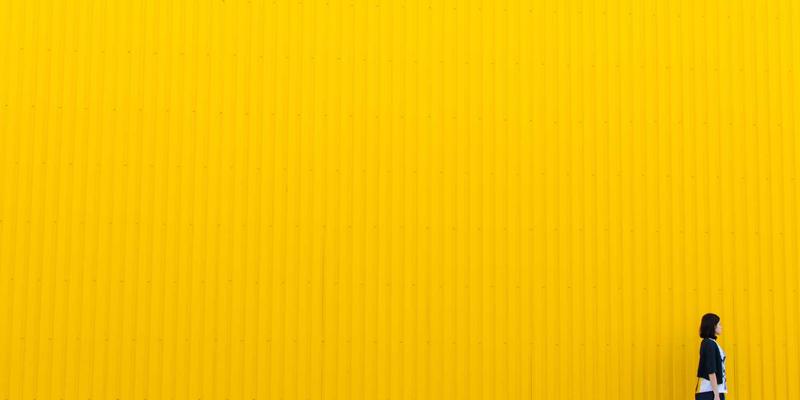 解构与重构：先锋时尚设计师马可图奇艺术创作中的哲学溯源