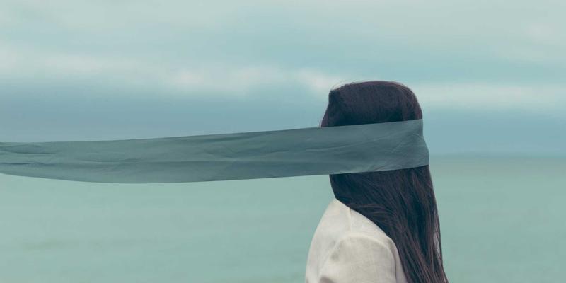 解构时尚边界：设计师马可图奇创意作品中的性别模糊与后人类身体政治