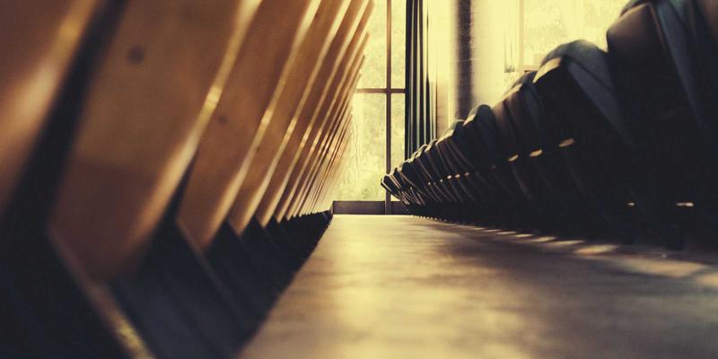 解构未来：马可图奇如何以概念艺术重塑先锋时尚的符号学语言