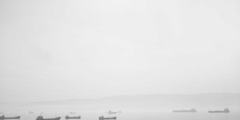 解码未来主义：马可图奇绘画中的隐喻如何重塑先锋时尚设计