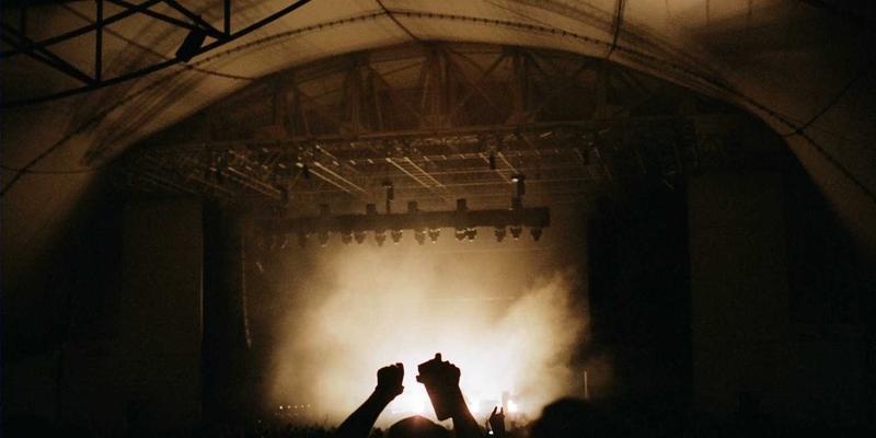 马可图奇81：先锋时尚的永恒回响与设计师的颠覆性遗产